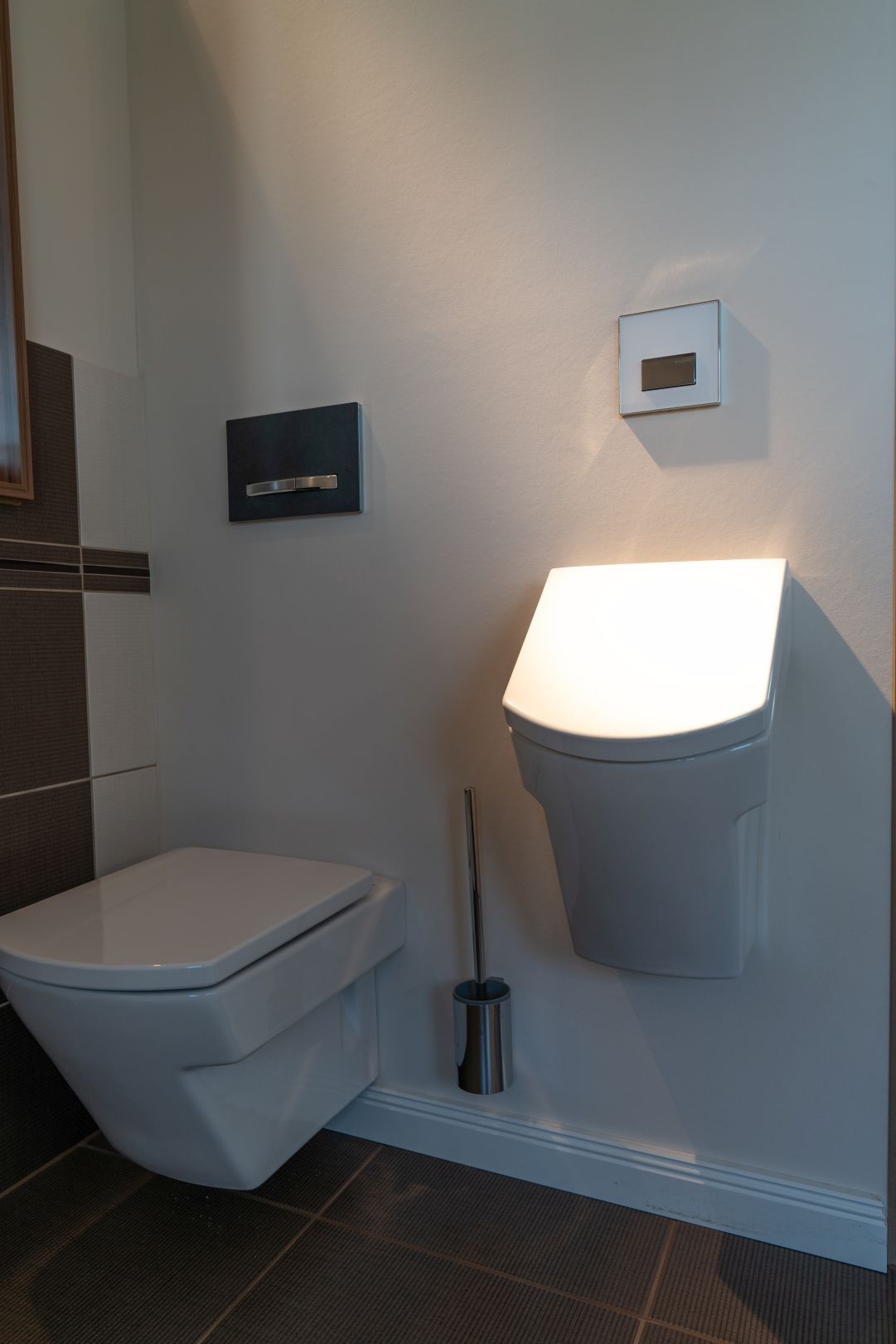 moderne Toilette und zusätzliches Urinal