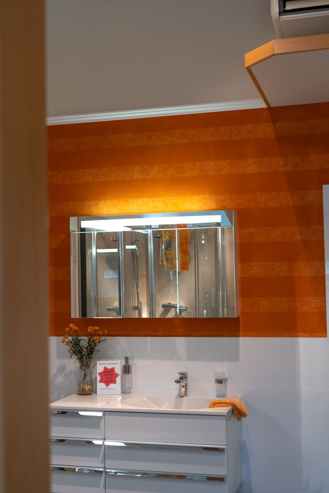 moderne Gestaltung rund um das Waschbecken im Bad