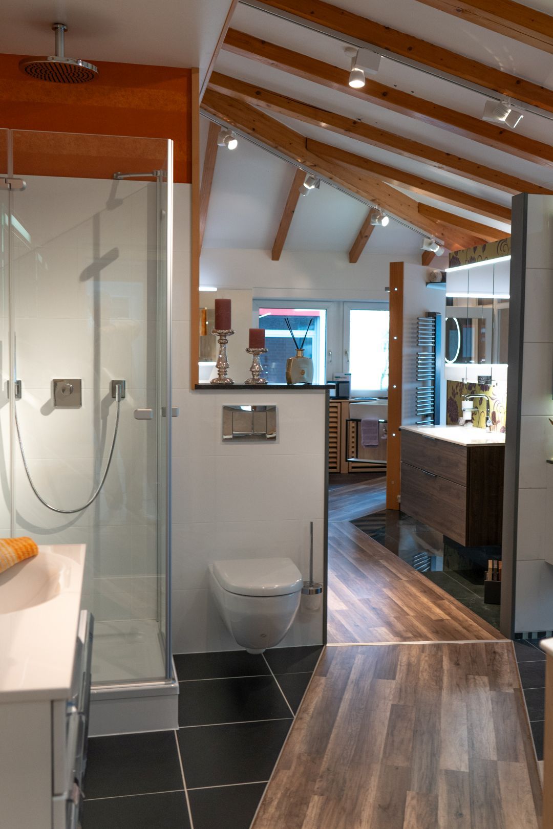 neues modernes Bad - trotz dunklem Holz