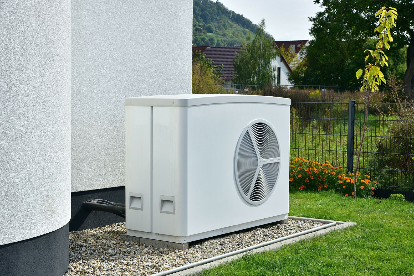 Wärmepumpe vor dem Haus