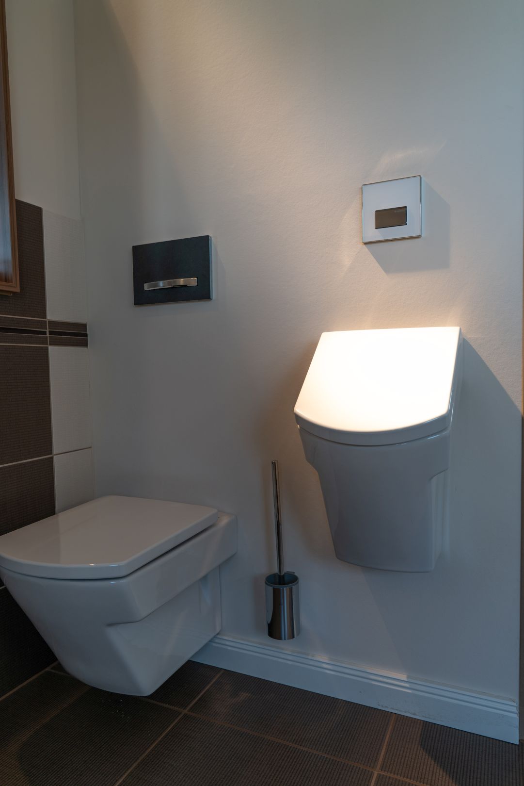 moderne Toilette und zusätzliches Urinal